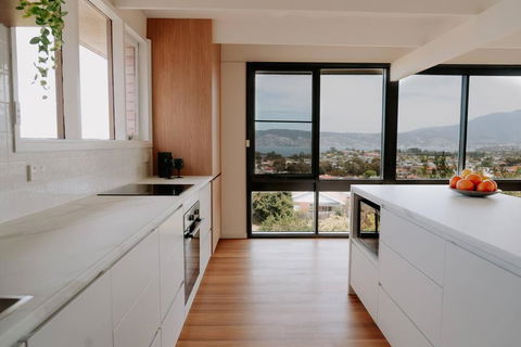 Modern Home Overlooking River - Accommodation Cairns 3