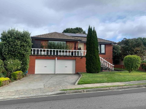 Modern Light Filled Home Near Beaches - Accommodation Cairns 0