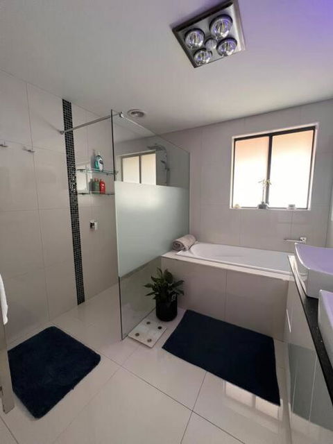 Modern Light Filled Home Near Beaches - Accommodation Cairns 1