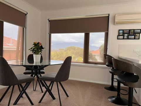 Modern Light Filled Home Near Beaches - Accommodation Cairns 3