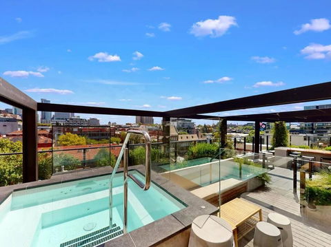 Modern, Luxury Oasis - Accommodation Cairns 3