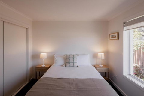 Modern Refurbished Unit In Charming Bellerive - Accommodation Cairns 3