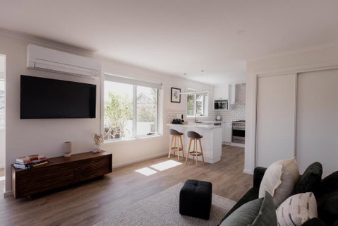 Modern Refurbished Unit In Charming Bellerive - Accommodation Cairns 2