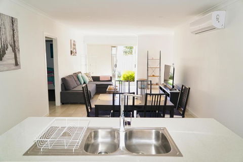 Modern Style Unit 2 Deer Park - Accommodation Cairns 1