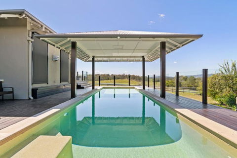 Mountain Majesty With Poolside Relaxing Getaway - Accommodation Cairns 0