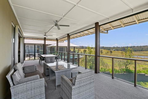 Mountain Majesty With Poolside Relaxing Getaway - Accommodation Cairns 1