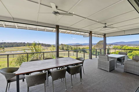 Mountain Majesty With Poolside Relaxing Getaway - Accommodation Cairns 2