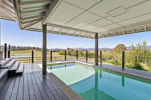 Mountain Majesty With Poolside Relaxing Getaway - Accommodation Cairns 3