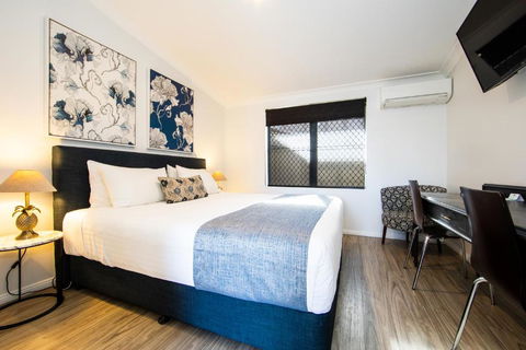 New England Motor Lodge - Accommodation Cairns 0