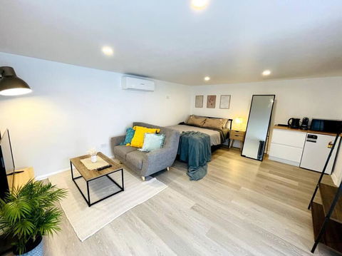 Newly Renovated Contemporary Private Studio Near Hobart CBD And Airport - Accommodation Cairns 0