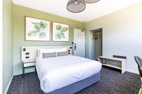 Nightcap At Commercial Hotel - Accommodation Cairns 2