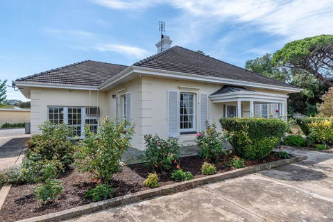 Normanville, Large Historic Three Bedroom Home - Accommodation Cairns 0