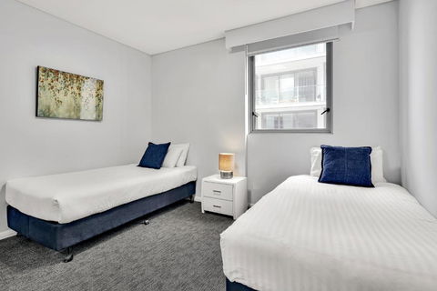 North Sydney Large Two Bedroom MIL2252402 - Accommodation Cairns 3