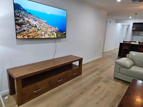 O Stylish 4 Room Oasis With 65 TV - Accommodation Cairns 0
