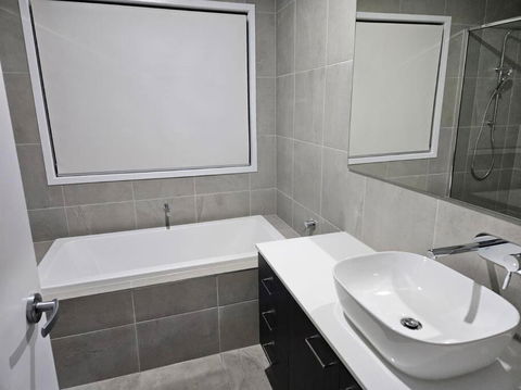O Stylish 4 Room Oasis With 65 TV - Accommodation Cairns 1