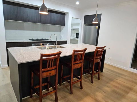 O Stylish 4 Room Oasis With 65 TV - Accommodation Cairns 2