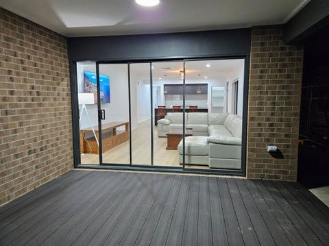 O Stylish 4 Room Oasis With 65 TV - Accommodation Cairns 3