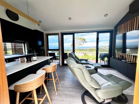Ocean Breeze Homestays 2 - Accommodation Cairns 2
