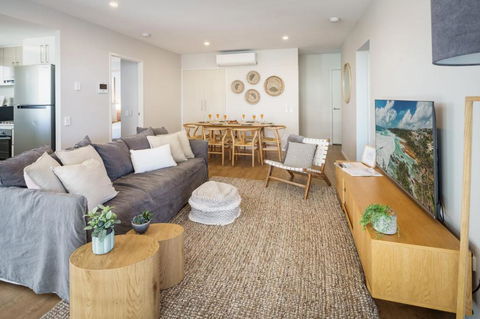 Ocean Breeze Retreat: Kings Coastal Apartment - Accommodation Cairns 2