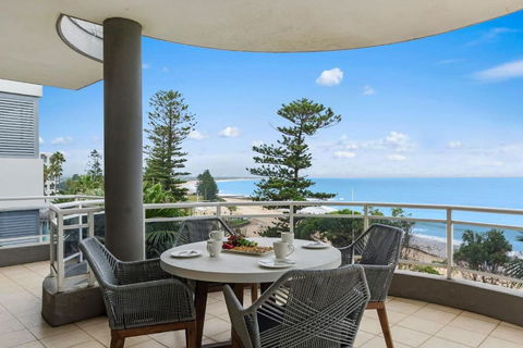 Ocean Vista Escape - A Lofty Beachfront Penthouse - Accommodation Cairns 1