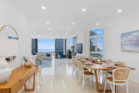 Ocean Vista Escape - A Lofty Beachfront Penthouse - Accommodation Cairns 2