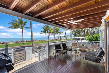Ocean\'s Edge - Stunning Beachfront Serenity with Accommodation Cairns