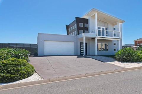 On Seascape - Accommodation Cairns 0