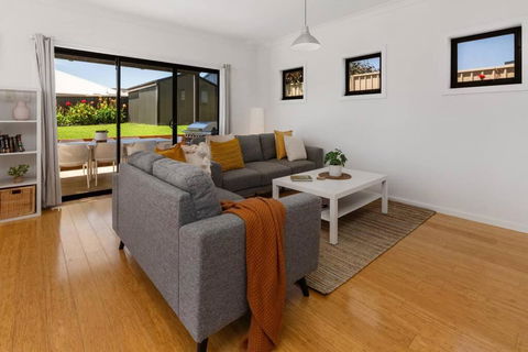 Oriana Grande- 5 Bdrm Sleeps 14 Beach View Wifi - Accommodation Cairns 1