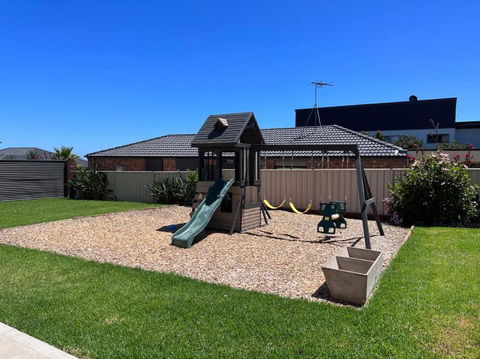 Oriana Grande- 5 Bdrm Sleeps 14 Beach View Wifi - Accommodation Cairns 2