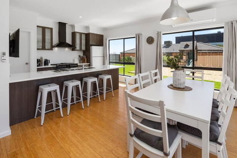 Oriana Grande- 5 Bdrm Sleeps 14 Beach View Wifi - Accommodation Cairns 3