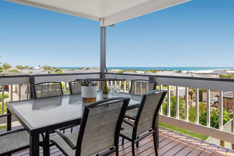 Oriana Grande- 5 Bdrm Sleeps 14 Beach View Wifi - Accommodation Cairns 0