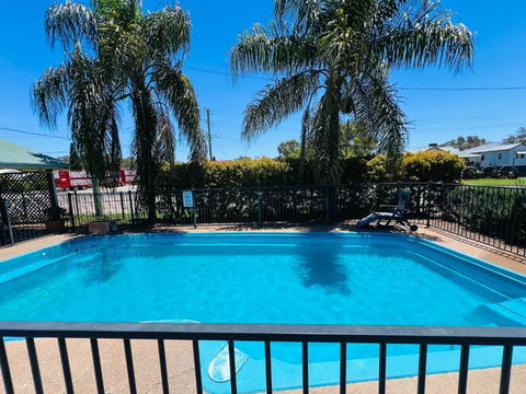 OVERLANDER MOTOR LODGE - Accommodation Cairns 0