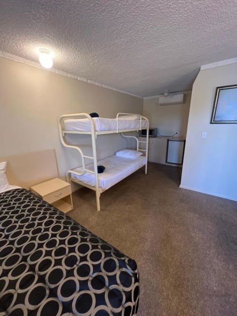 OVERLANDER MOTOR LODGE - Accommodation Cairns 3