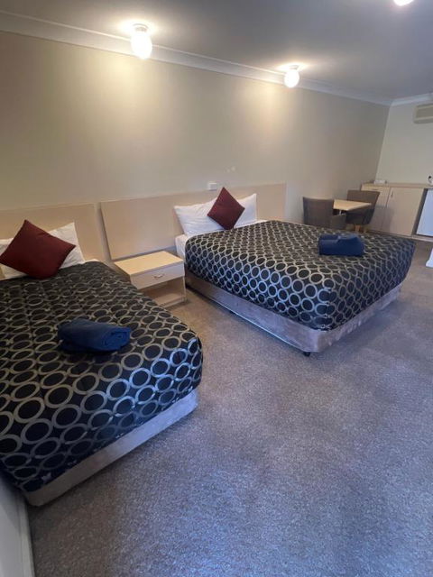 OVERLANDER MOTOR LODGE - Accommodation Cairns 2