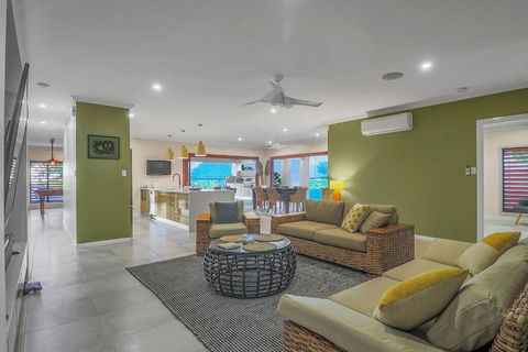 Oversized Luxury- A Corporate & Family Heaven - Accommodation Cairns 1