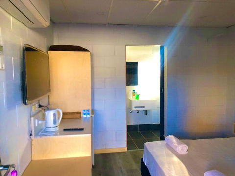 OXFORD HOTEL MOTEL - Accommodation Cairns 0