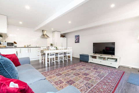 Peaceful 1BR Home Near Canberra Hospital - Accommodation Cairns 0