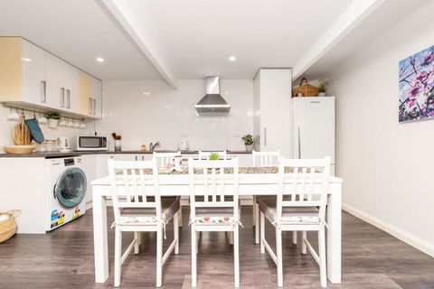 Peaceful 1BR Home Near Canberra Hospital - Accommodation Cairns 2