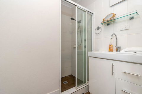 Peaceful 1BR Home Near Canberra Hospital - Accommodation Cairns 3