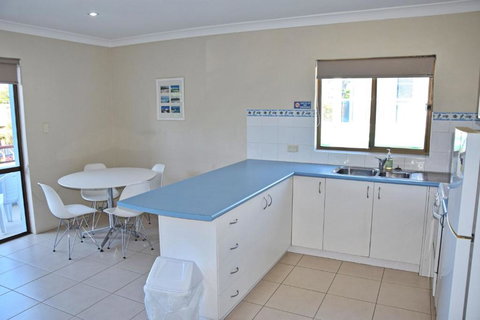 Paragon Apartment 3 - Bring Your Own Linen. - Accommodation Cairns 2