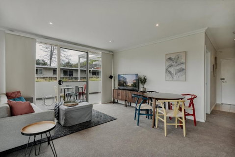 Peaceful 1-Bed Apartment Close To Lonsdale St - Accommodation Cairns 0