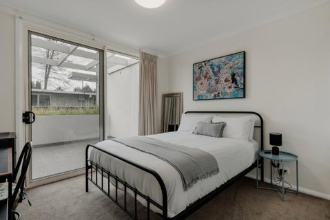 Peaceful 1-Bed Apartment Close To Lonsdale St - Accommodation Cairns 2