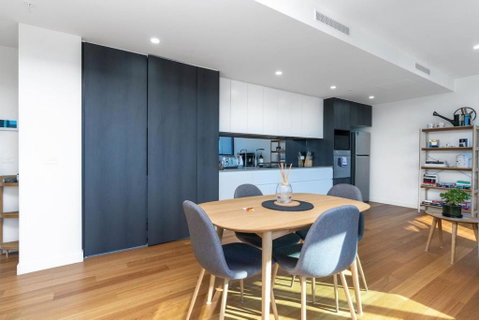 Perfectly Located 1BR BA Apartment - Accommodation Cairns 2