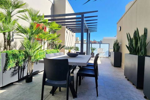 Penthouse With Private Terrace, Parking + 2 Pools - Accommodation Cairns 1