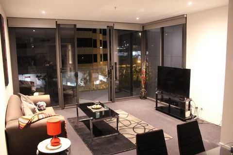 Perfectly Located Modern Apartment - Canberra CBD - Accommodation Cairns 1