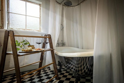 Pet-Friendly Blue Mountains Cottage With Indoor Fireplace - Accommodation Cairns 1