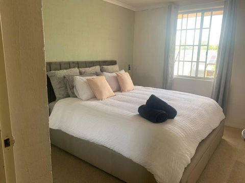 Plush 2 Bedroom Apartment Kingston - Accommodation Cairns 1
