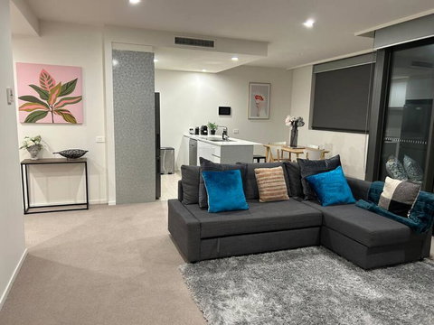 Plush Apartment On Mort - Accommodation Cairns 0