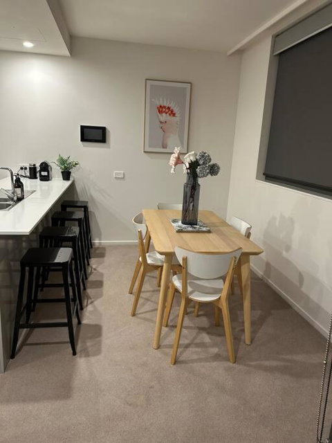 Plush Apartment On Mort - Accommodation Cairns 2