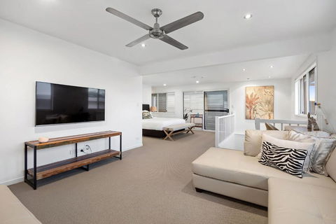 Pool Side Luxury Pet Friendly - Walk To The Beach - Accommodation Cairns 3